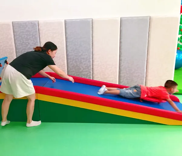 sử dụng cầu thang trượt tập thăng bằng cho trẻ em